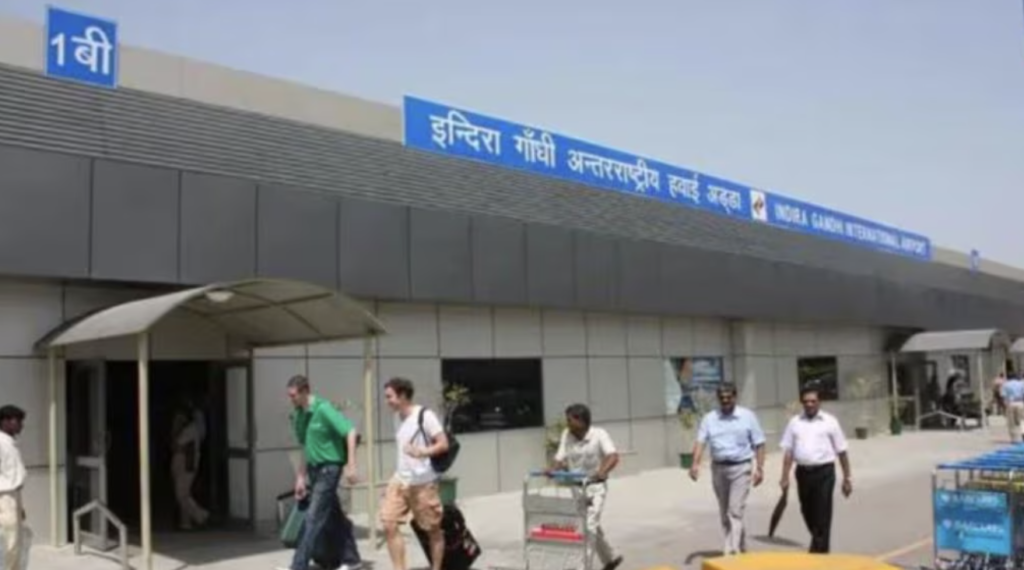 Delhi Airport: दिल्ली में मौसम खराब, ट्रैवल एडवाइजरी जारी
